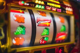 KickMM Bonus Cashback ရရှိပြီး Myanmar ကစားသမားများ ပျော်ရွှင်နေသောမြင်ကွင်း